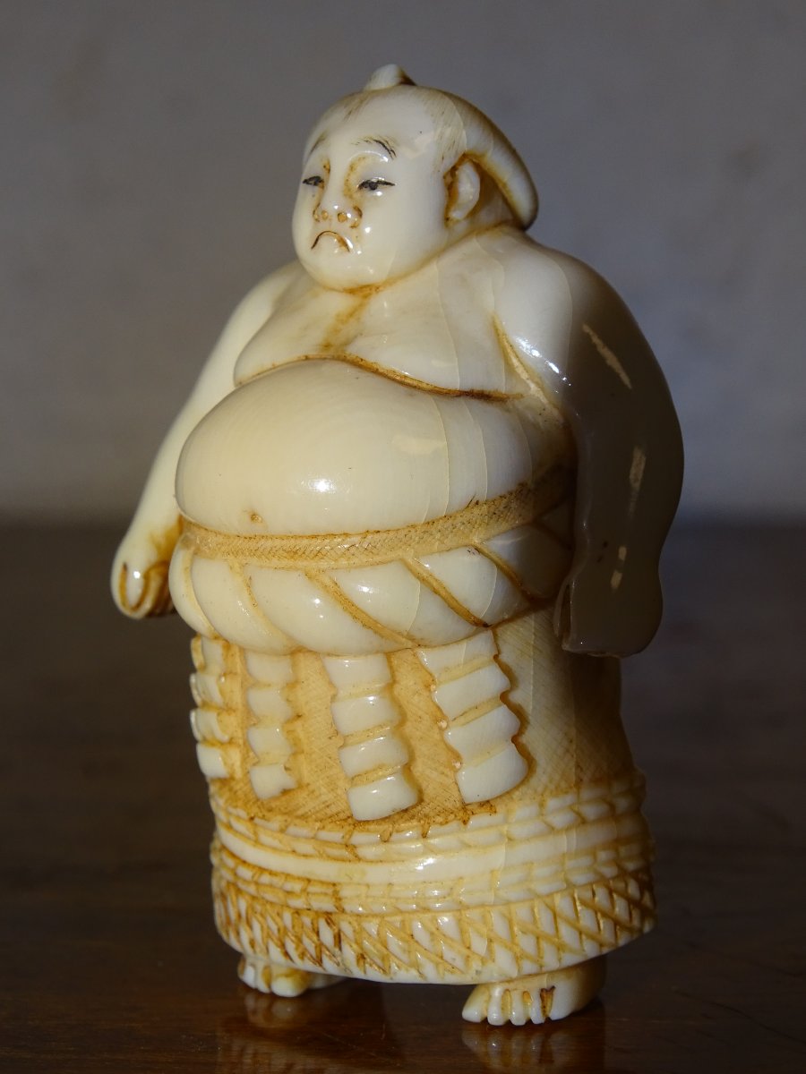 TADAYOSHI : UN NETSUKE IVOIRE D'UN YOKOZUNA (CHAMPION DE SUMO)-photo-1