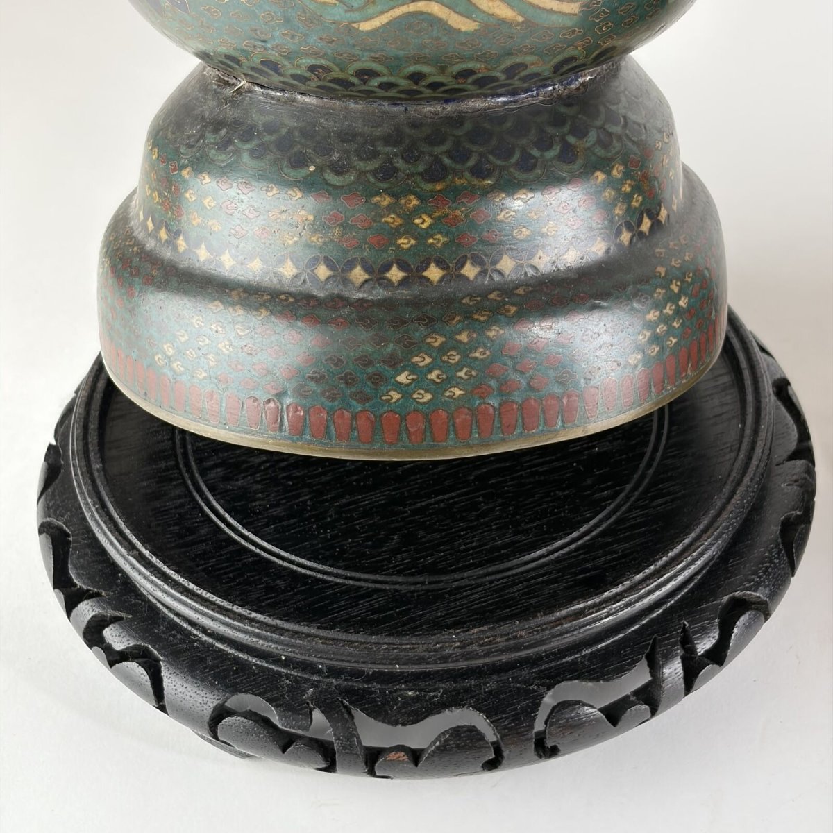 JAPON Paire de vases balustre à col évasé en émaux cloisonnés, XIXème-photo-1