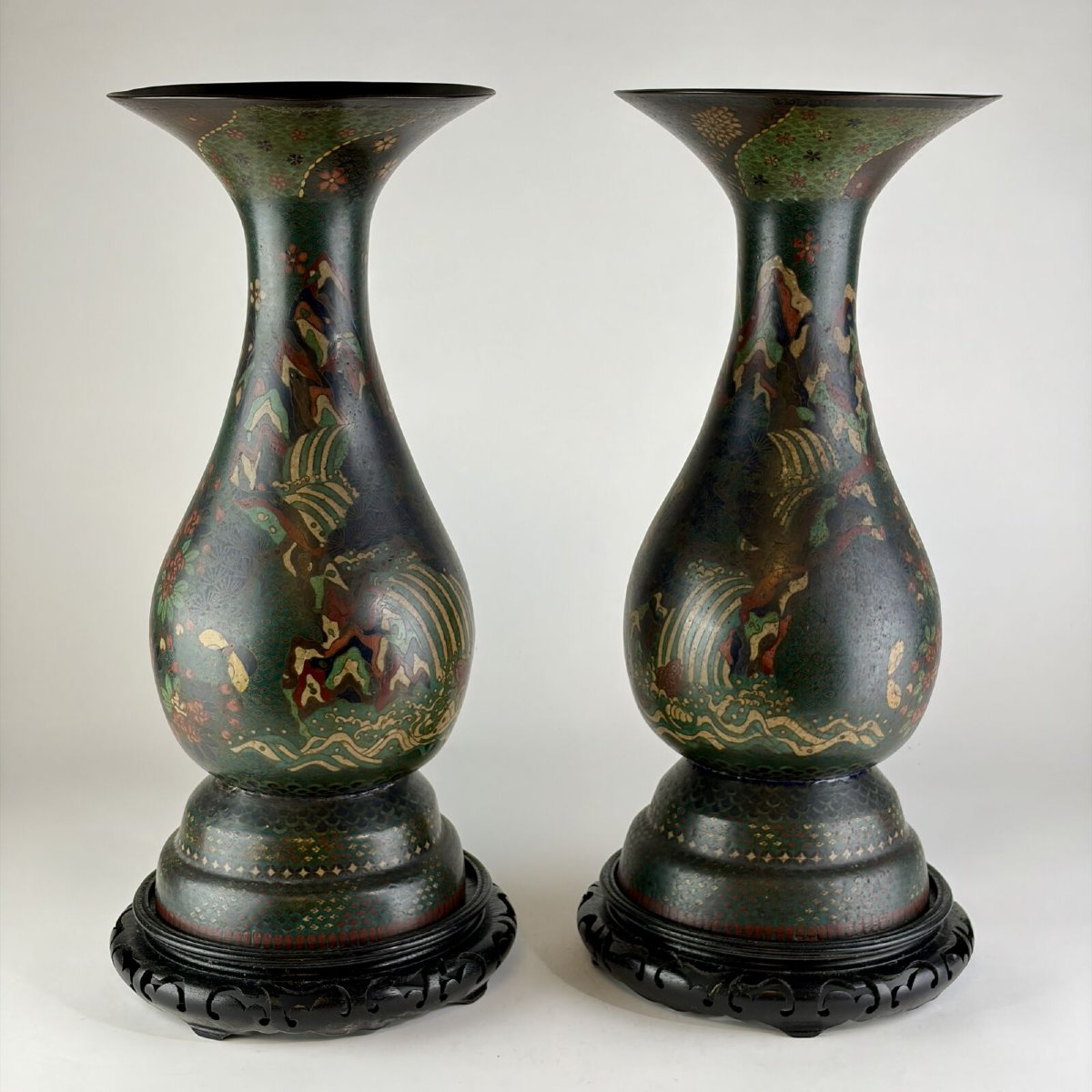JAPON Paire de vases balustre à col évasé en émaux cloisonnés, XIXème