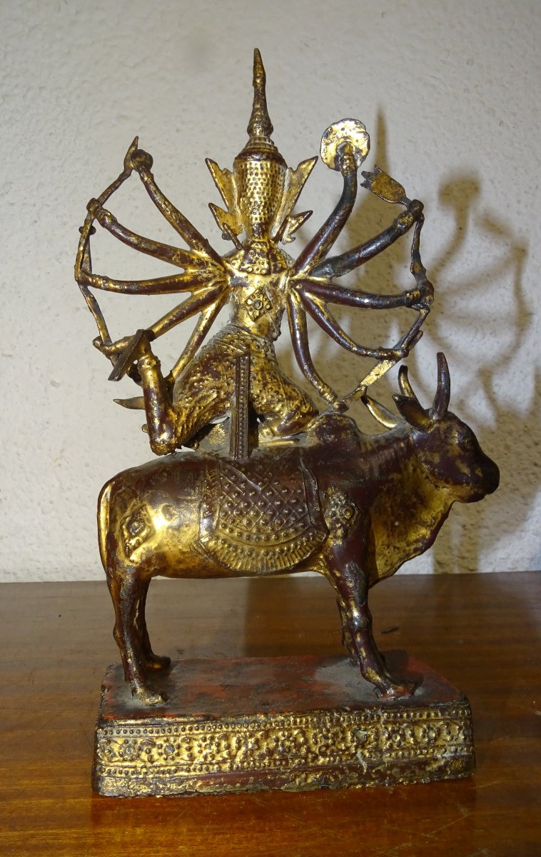 Statue en bronze doré et laque rouge, Shiva sur Nandi, Inde XVIII ou XIXème.-photo-2