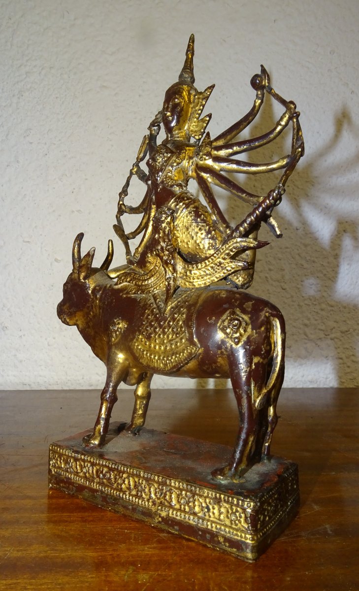 Statue en bronze doré et laque rouge, Shiva sur Nandi, Inde XVIII ou XIXème.-photo-3