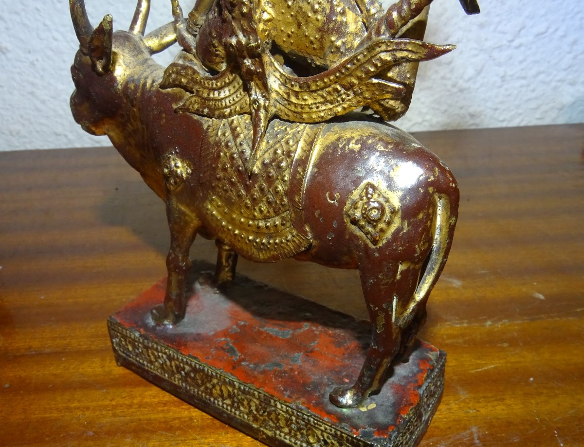 Statue en bronze doré et laque rouge, Shiva sur Nandi, Inde XVIII ou XIXème.-photo-4