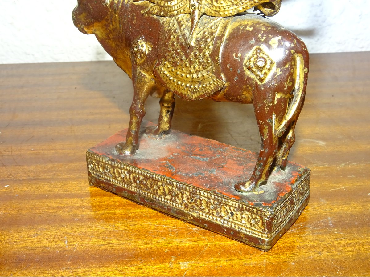 Statue en bronze doré et laque rouge, Shiva sur Nandi, Inde XVIII ou XIXème.-photo-1