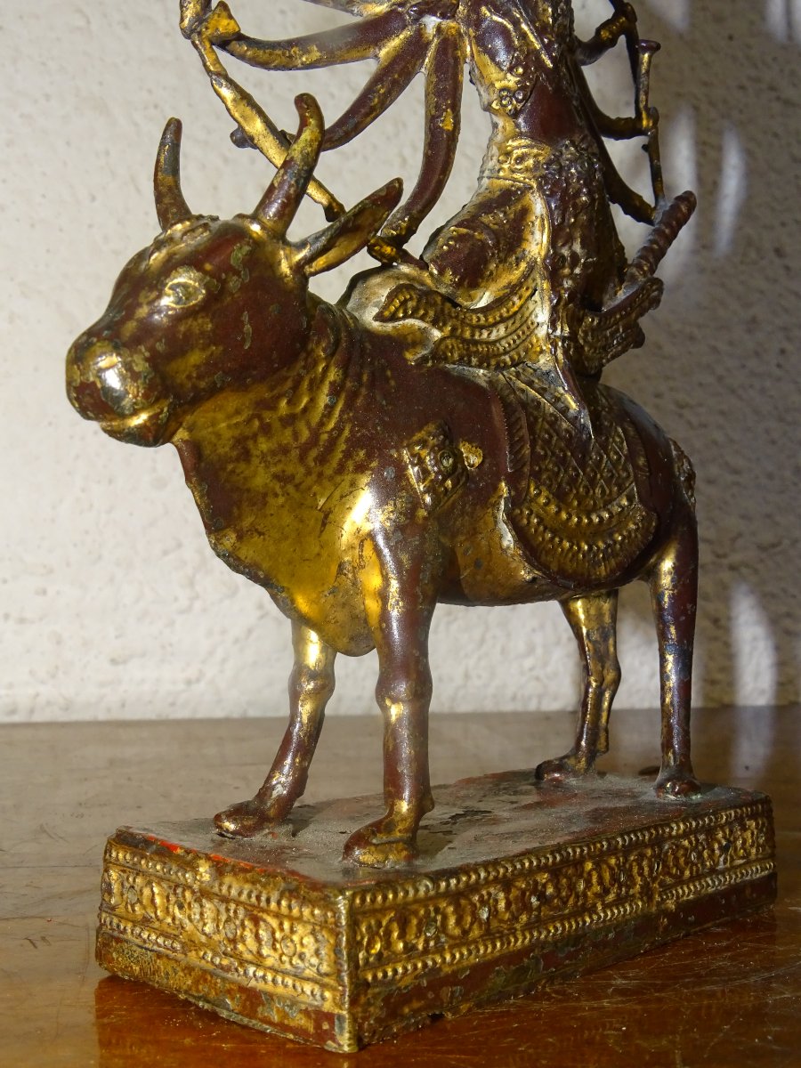 Statue en bronze doré et laque rouge, Shiva sur Nandi, Inde XVIII ou XIXème.-photo-2