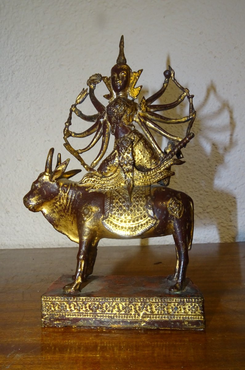 Statue en bronze doré et laque rouge, Shiva sur Nandi, Inde XVIII ou XIXème.