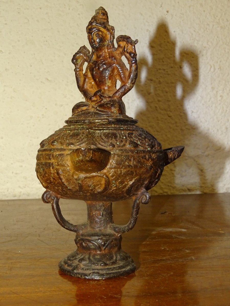 brule parfum en bronze suremonté d'un bouddha, asie, XVIII ou XIXème.