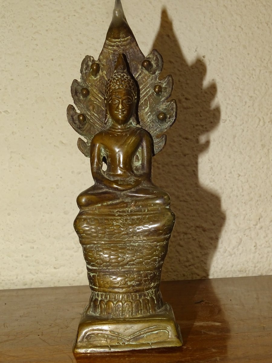 ANCIEN BOUDDHA NAGA EN BRONZE ASIE DU SUD-EST, début XXème.-photo-2