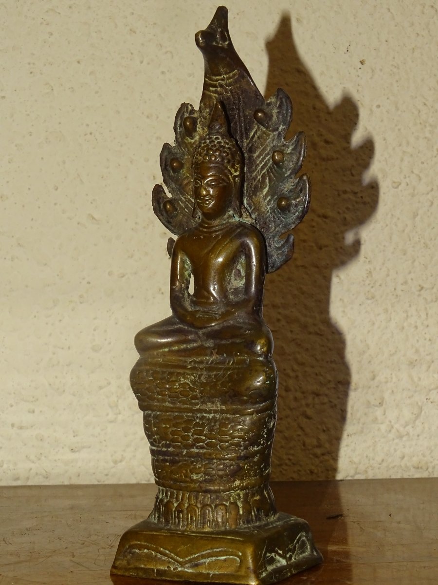 ANCIEN BOUDDHA NAGA EN BRONZE ASIE DU SUD-EST, début XXème.