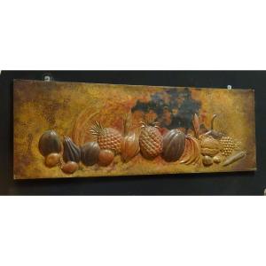 imposante sculpture en cuivre repoussé a décor de fruit exotique, datée et signée 1963 ou 83