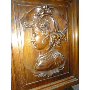 belle porte en noyer a décor de buste de femme coiffée époque XIXème