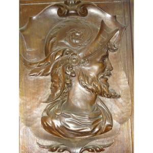 belle porte en noyer a décor de buste de homme coiffé époque XIXème