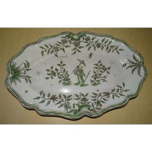 Plat ovale faïence Moustiers signé L.C personnage fleurs feuillage XVIIIème siècle
