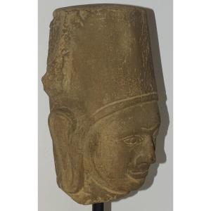 IMPORTANTE TETE DE VISHNU EN GRÈS GRIS SCULPTÉ, Cambodge, Phnom Da