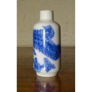 Tabatière ou FLACON À TABAC EN PORCELAINE CHINOISE , XIXe Siècle