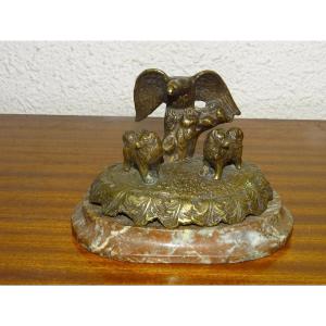 Ancien presse papier de bureau a decor d'aigle et chiens, bronze, XIXème