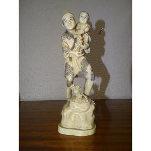 important Okimono en ivoire représentant un vigneron et son fils, époque Meiji