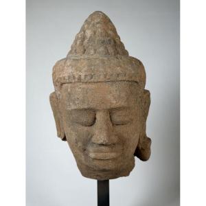 Cambodge, post-Angkorien, XVe-XVIe siècle. Tête de vishnu en grès beige.