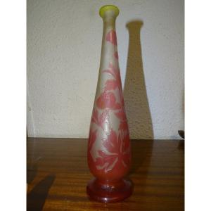Vase Gallé Art Nouveau – verre multicouche à décor floral – H. 24.5 cm