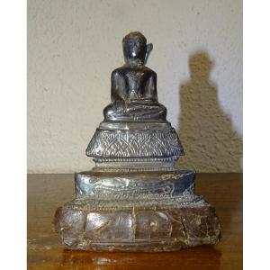 rare statuette de bouddha en pierre sculptée recouvert d'une feuille d'argent martelée. XVIIIèm