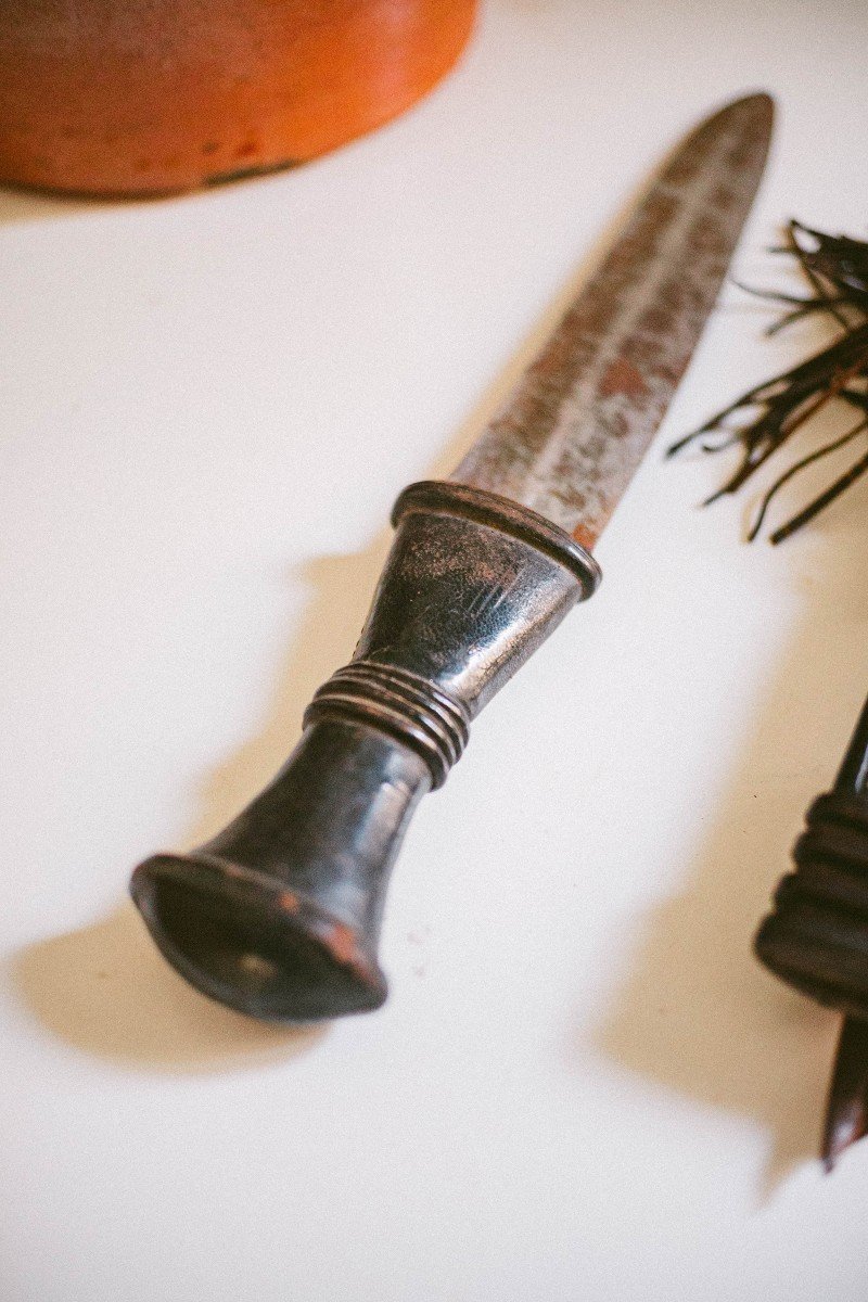 Afrique Couteau Mandingue, Le Fourreau En Cuir Orné De Dessins Et Ses Lanières De Cuir-photo-2