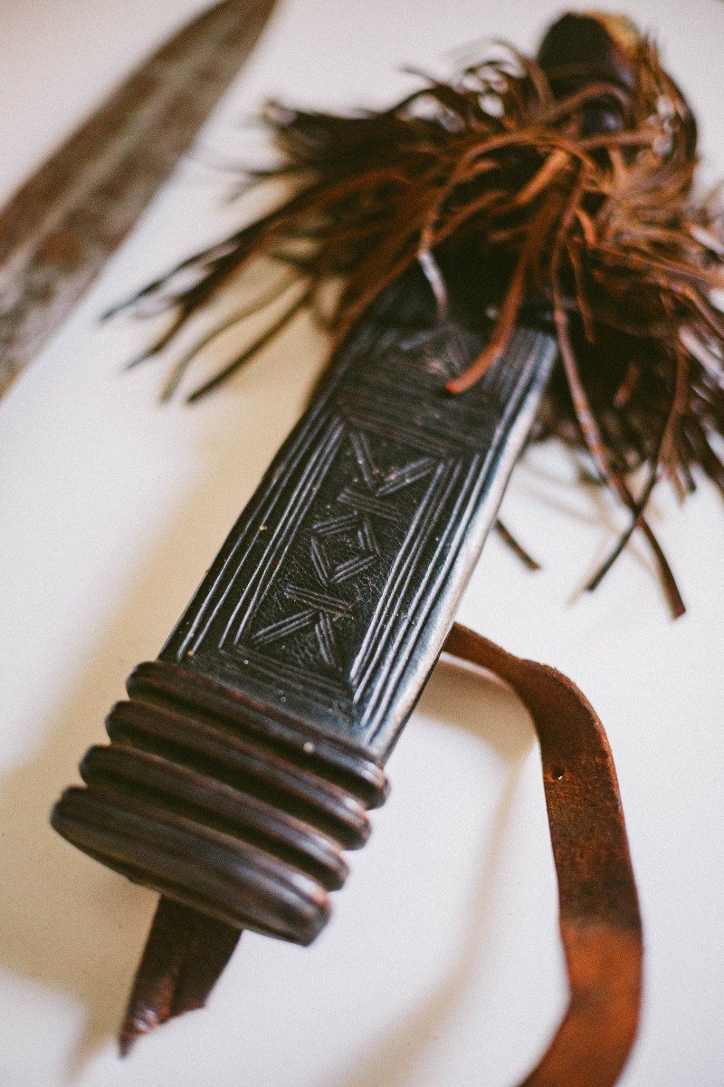 Afrique Couteau Mandingue, Le Fourreau En Cuir Orné De Dessins Et Ses Lanières De Cuir-photo-3