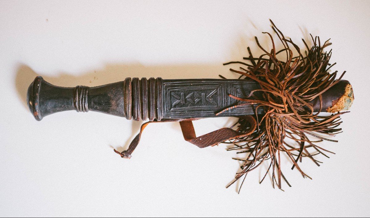 Afrique Couteau Mandingue, Le Fourreau En Cuir Orné De Dessins Et Ses Lanières De Cuir