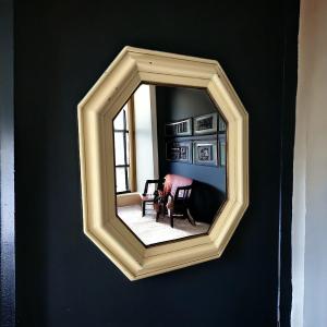 Miroir Octogonal En Bois à Patine Argenté Et Beige, époque Art Déco