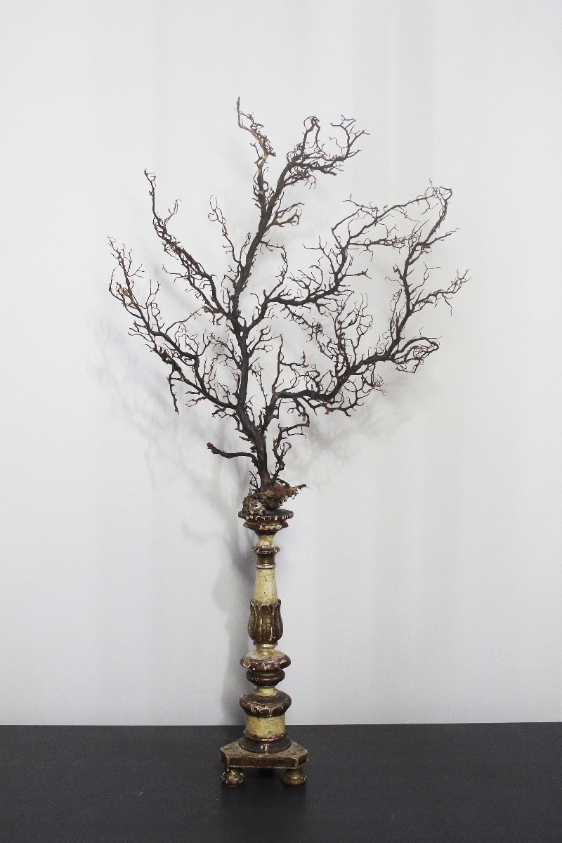 Gorgone noire sur piédestal