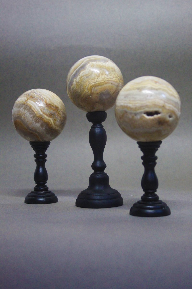 Ensemble de trois sphères en agate sur socles personnalisés-photo-1