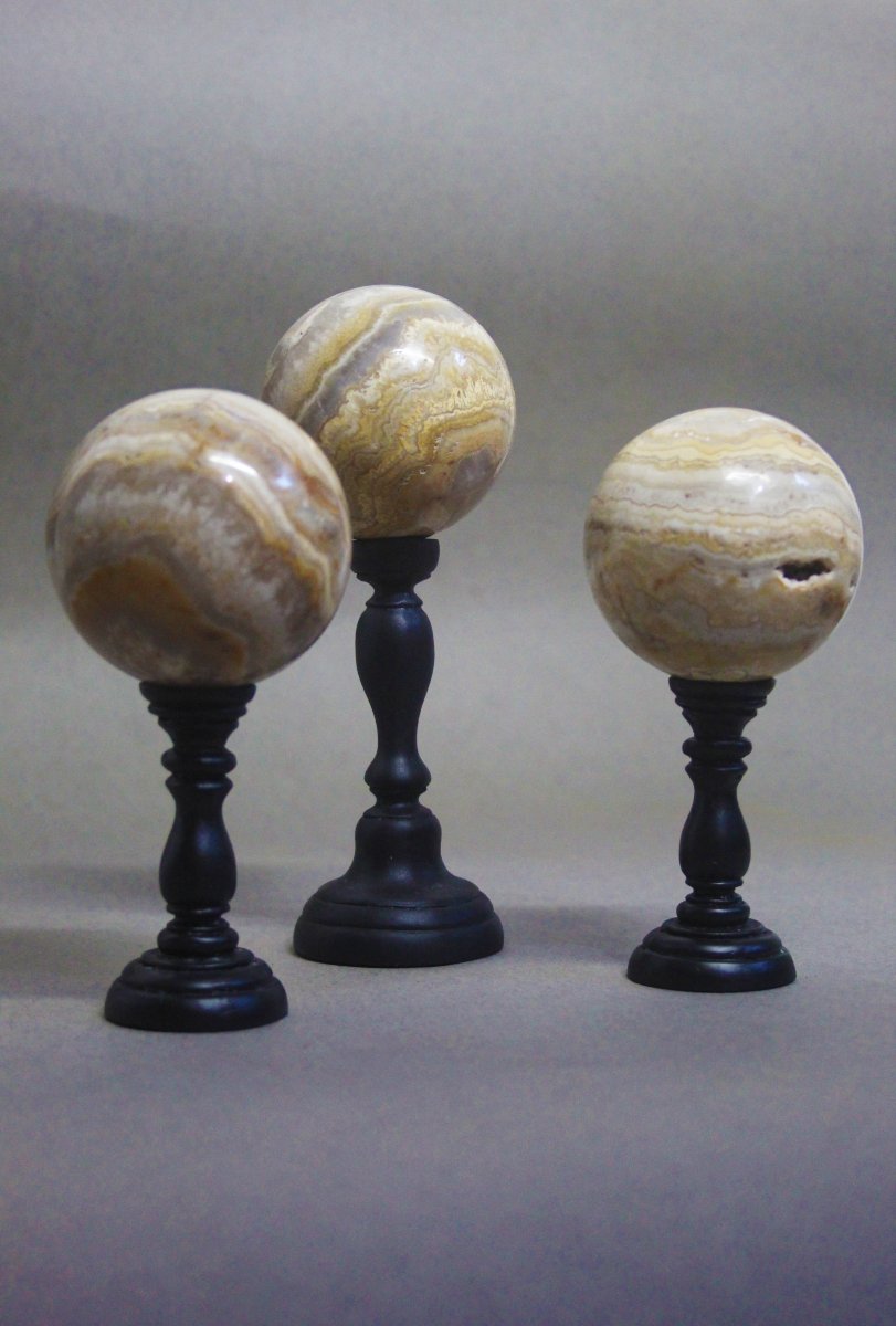 Ensemble de trois sphères en agate sur socles personnalisés