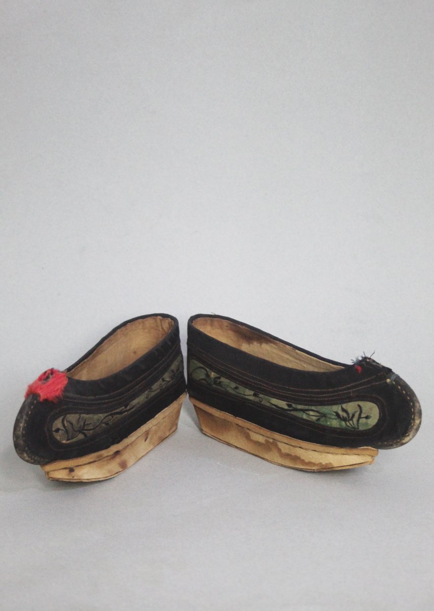 Chaussures mandchoues en soie – Chine, dynastie Qing-photo-1