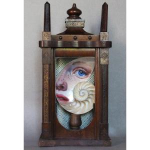 Mater Abyssi N°1 – Ancienne Vitrine En Bois Avec Nautile Peint à La Main