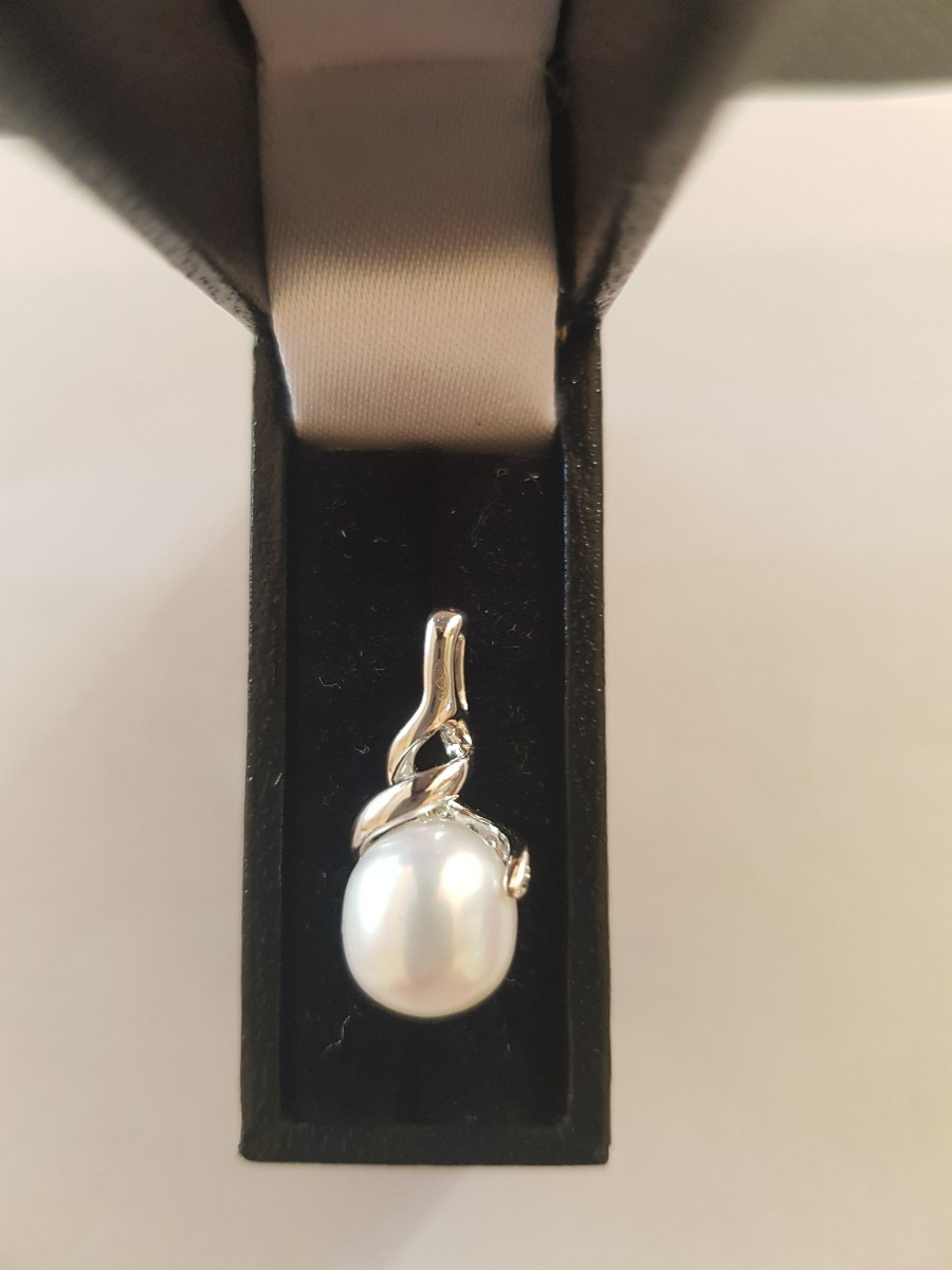 Gold, Pearl, And Diamond Pendant-photo-2