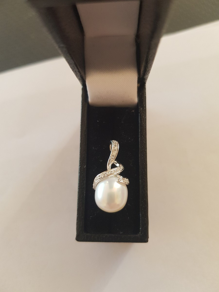 Gold, Pearl, And Diamond Pendant-photo-3