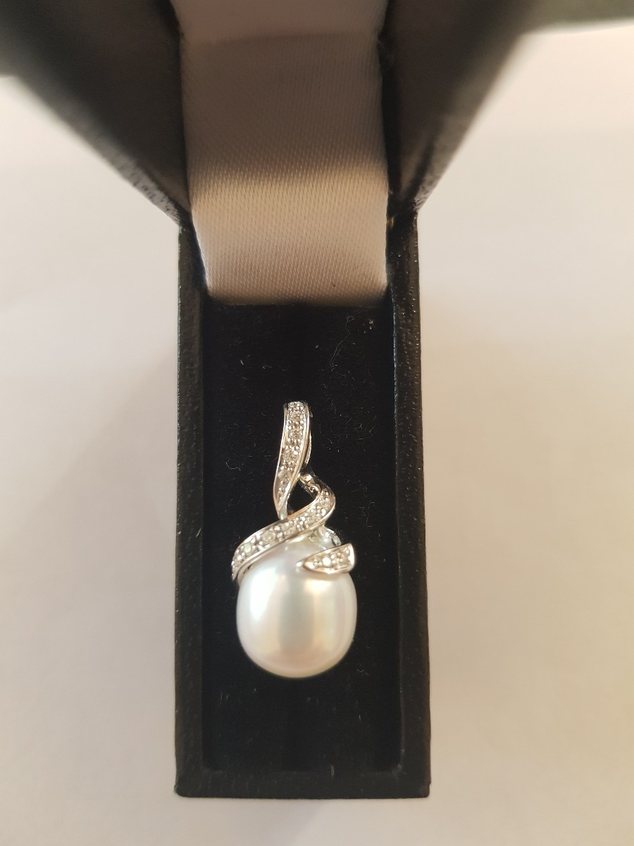 Gold, Pearl, And Diamond Pendant
