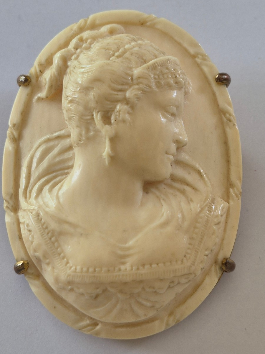 Camée:  Profil  jeune femme