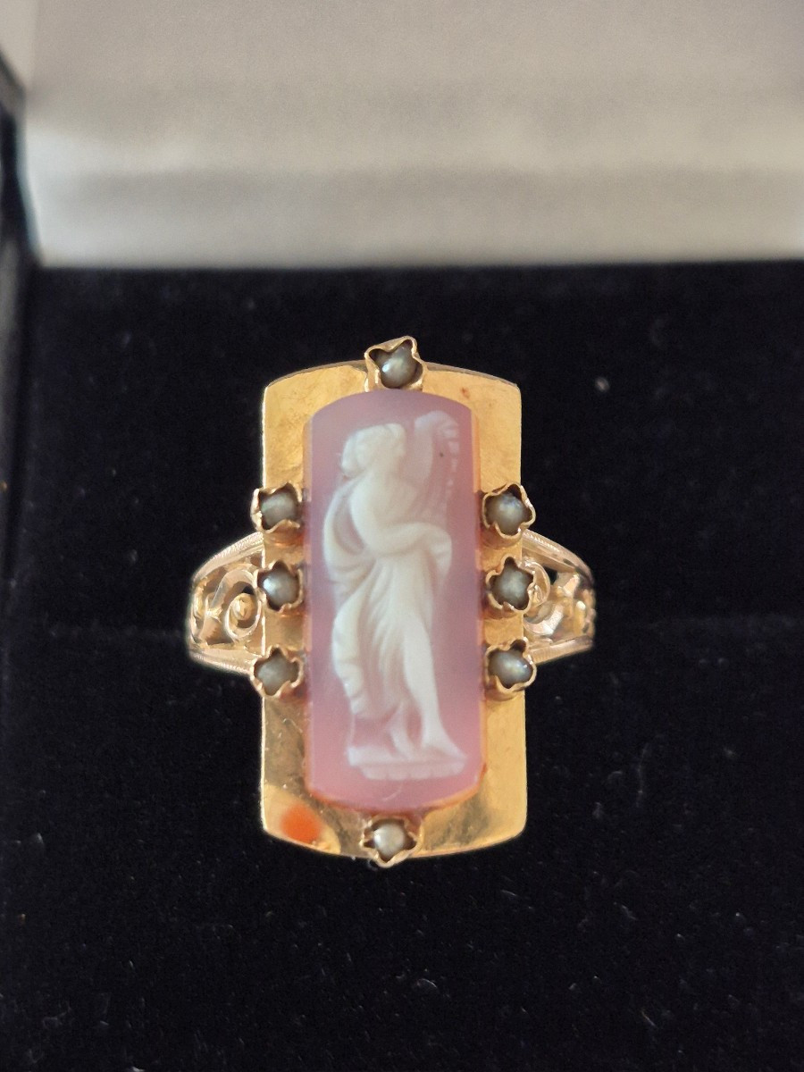 Gold-cameo Ring