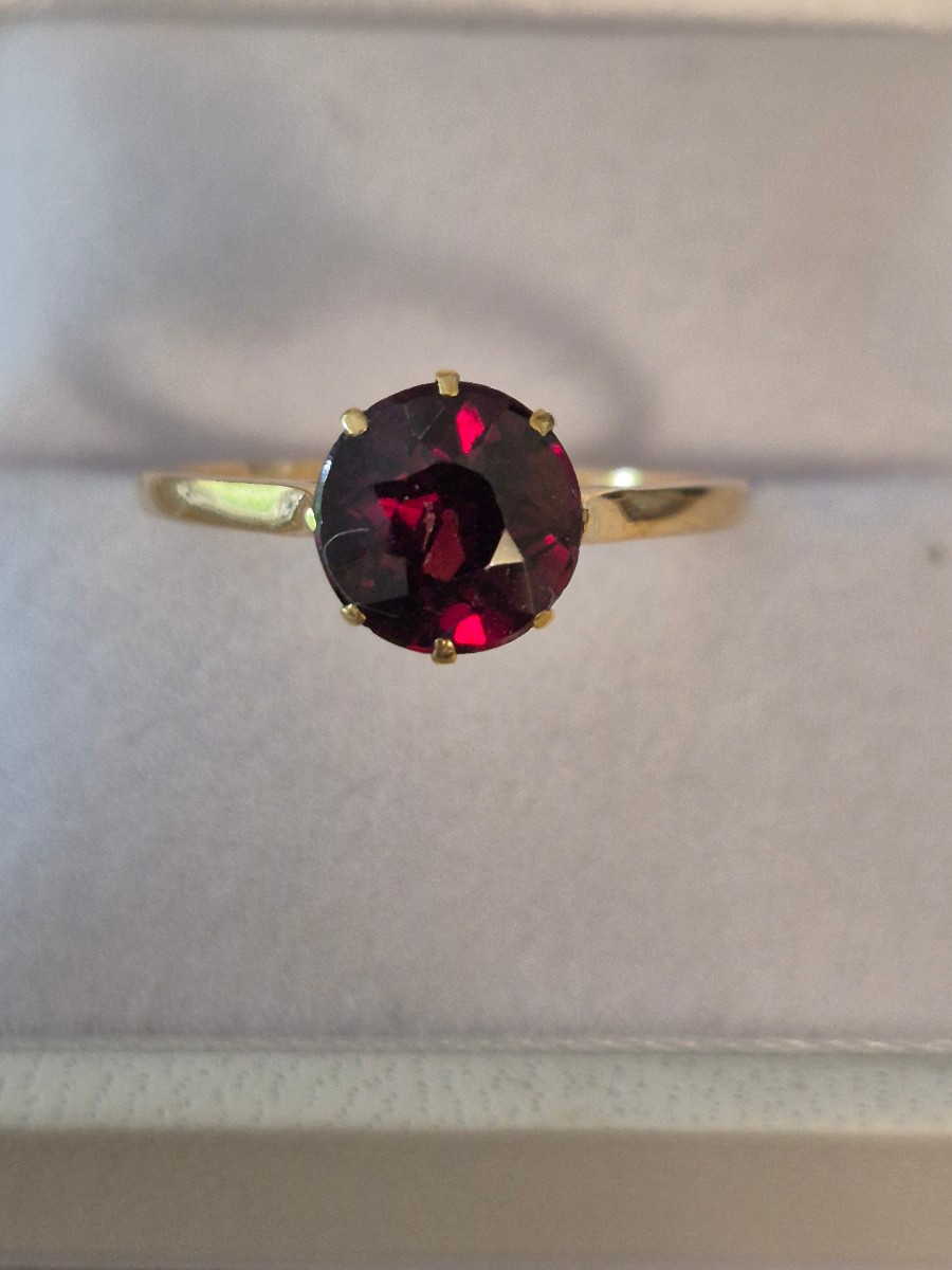 Gold-garnet Ring