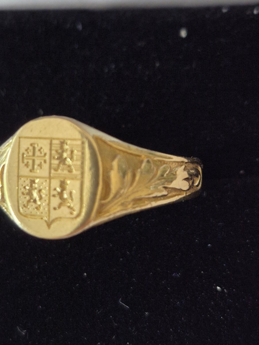 Gold Signet Ring With Coat Of Arms-photo-2