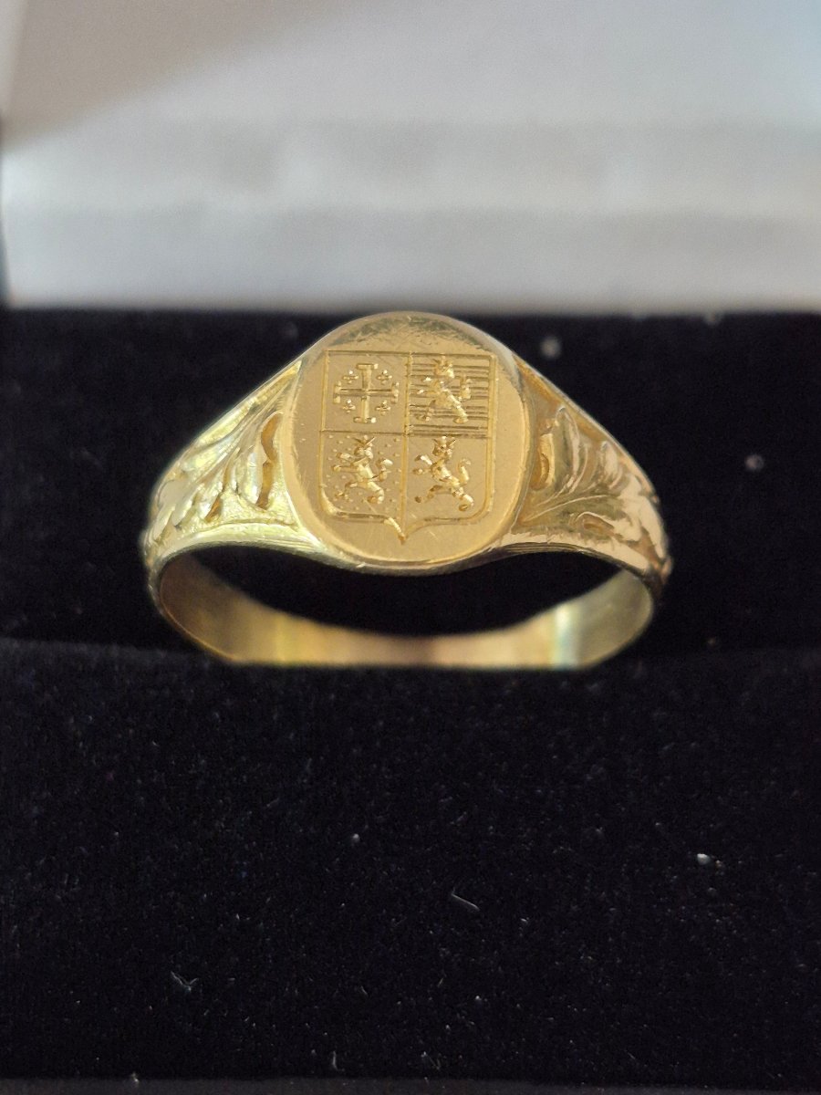 Gold Signet Ring With Coat Of Arms-photo-1