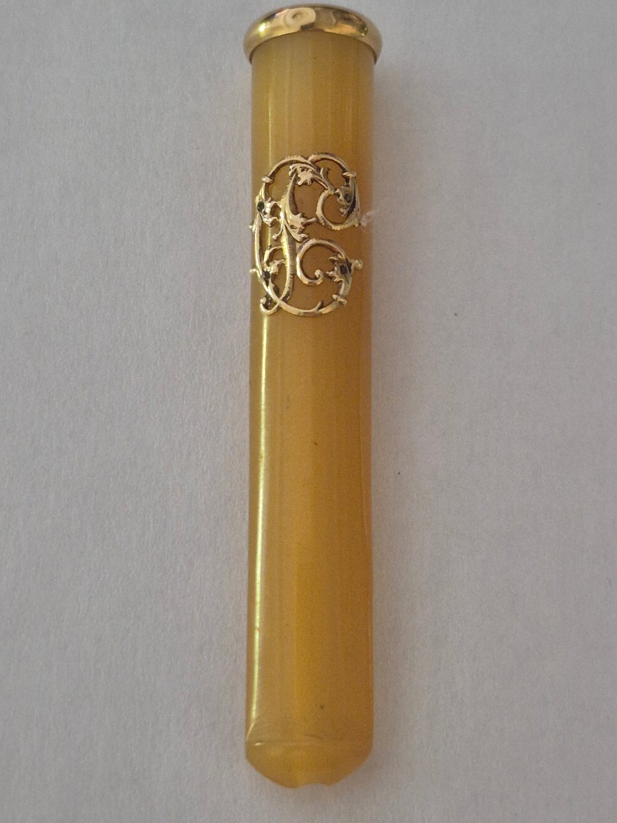 Amber-gold Cigarette Holder