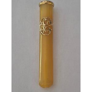 Amber-gold Cigarette Holder