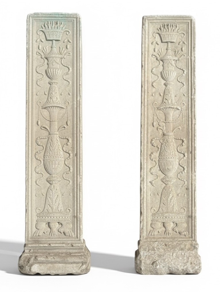 Paire de pilastres en marbre blanc de la Renaissance