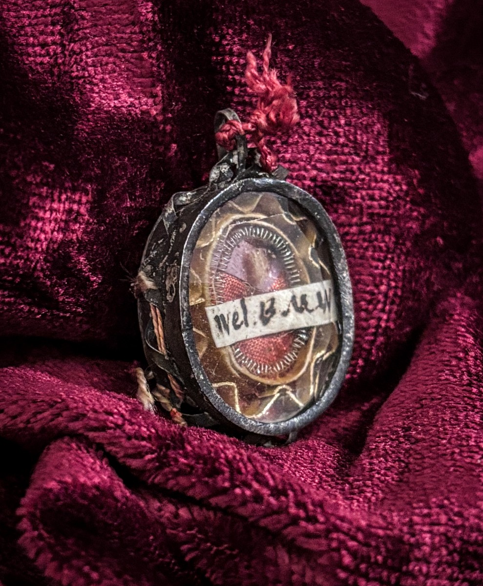 Reliquaire en argent contenant un fragment du voile de la Vierge Marie, XVIIIe siècle