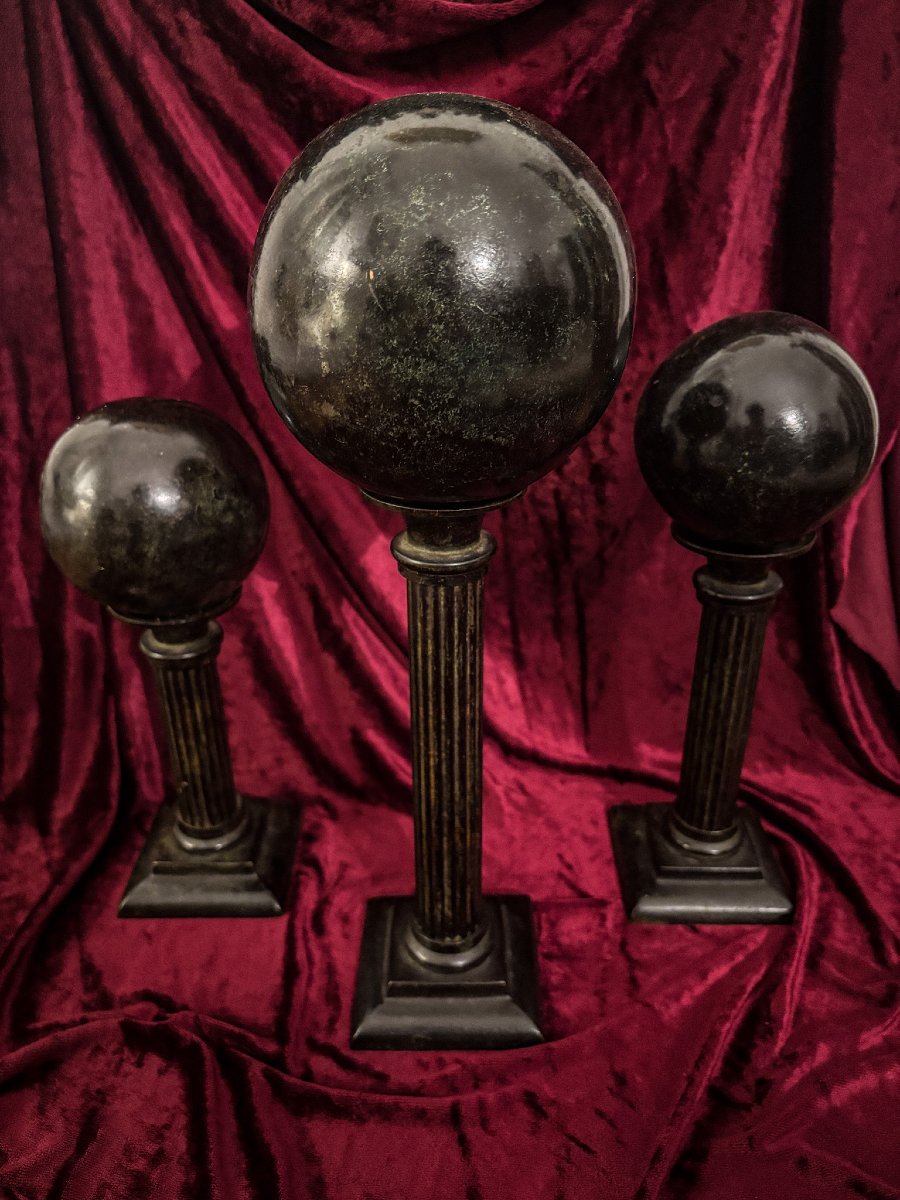 Neoclassical Set Of Three Bronze Columns And Spheres-photo-3