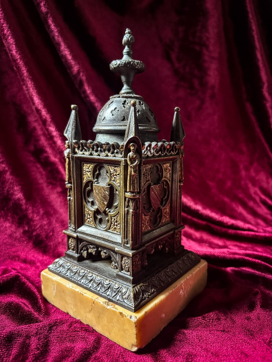 Bronze néogothique sur socle en albâtre, France, vers 1830-1850. -photo-3