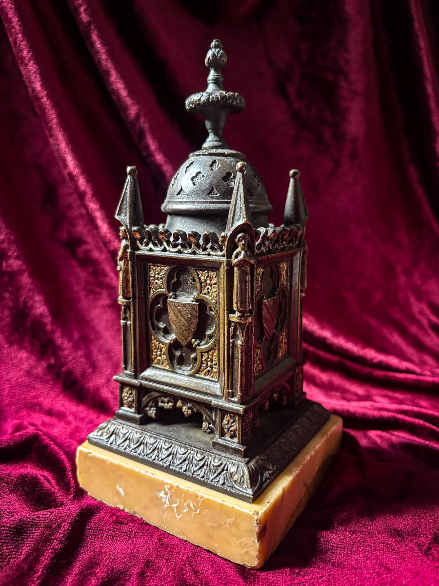 Bronze néogothique sur socle en albâtre, France, vers 1830-1850. -photo-4