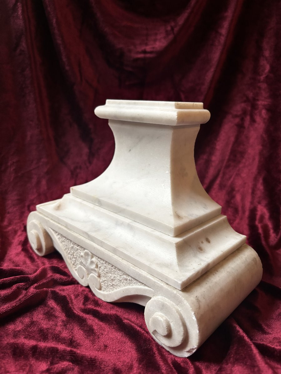 Socle d'autel en marbre blanc sculpté-photo-1