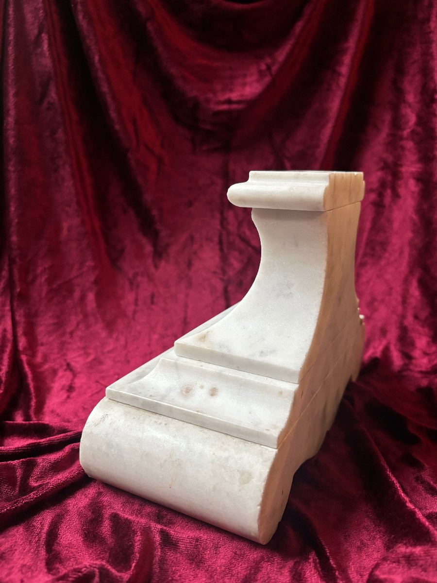 Socle d'autel en marbre blanc sculpté-photo-2