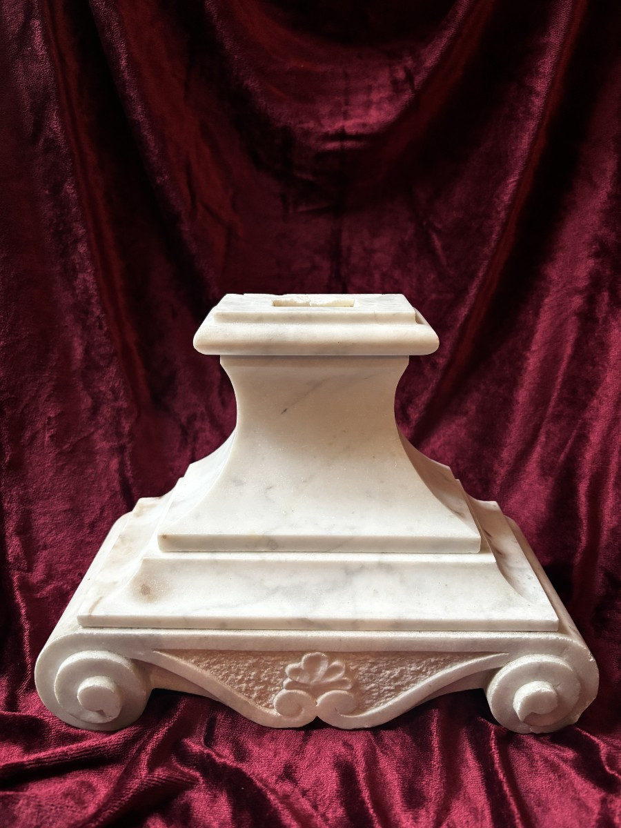 Socle d'autel en marbre blanc sculpté